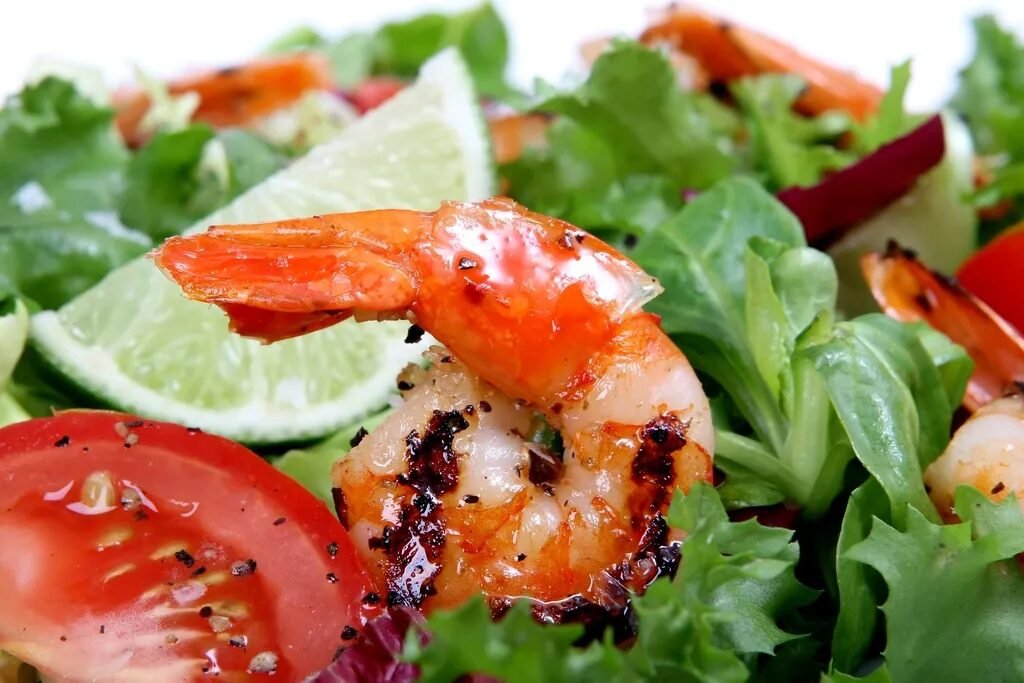 Đĩa salad rau xanh với cà chua và chanh